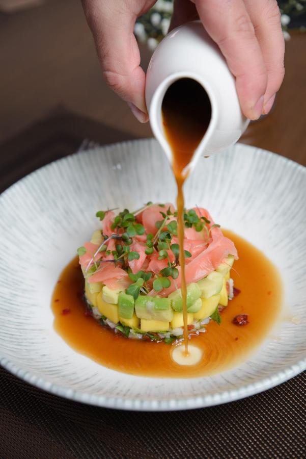 Royal Tulip Hotel & Casino, Tbilisi Exterior foto Soy sauce being drizzled over a sushi dish