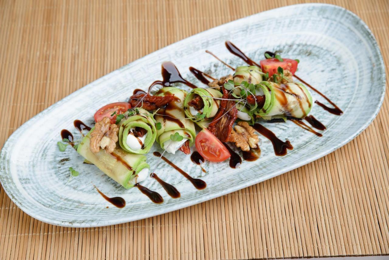 Royal Tulip Hotel & Casino, Tbilisi Exterior foto A salad with balsamic vinegar