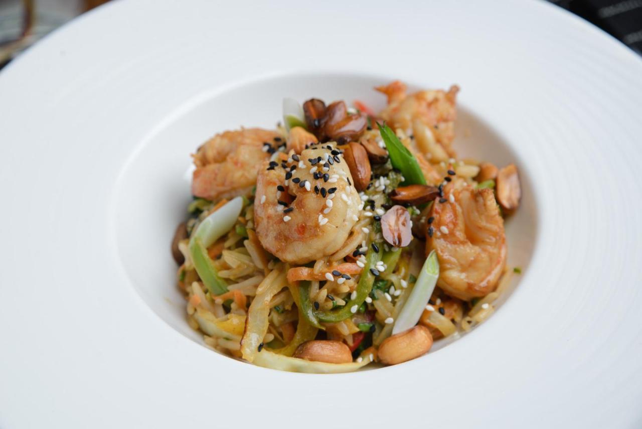 Royal Tulip Hotel & Casino, Tbilisi Exterior foto Shrimp chow mein
