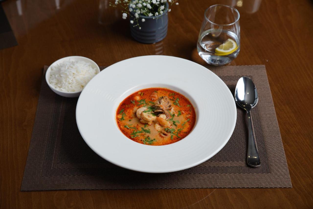 Royal Tulip Hotel & Casino, Tbilisi Exterior foto A bowl of tom yum soup