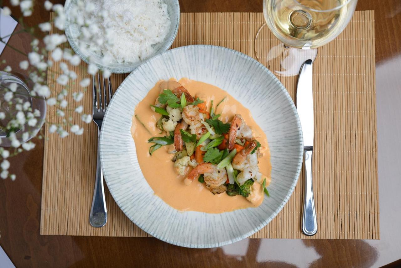 Royal Tulip Hotel & Casino, Tbilisi Exterior foto A plate of Thai seafood chowder