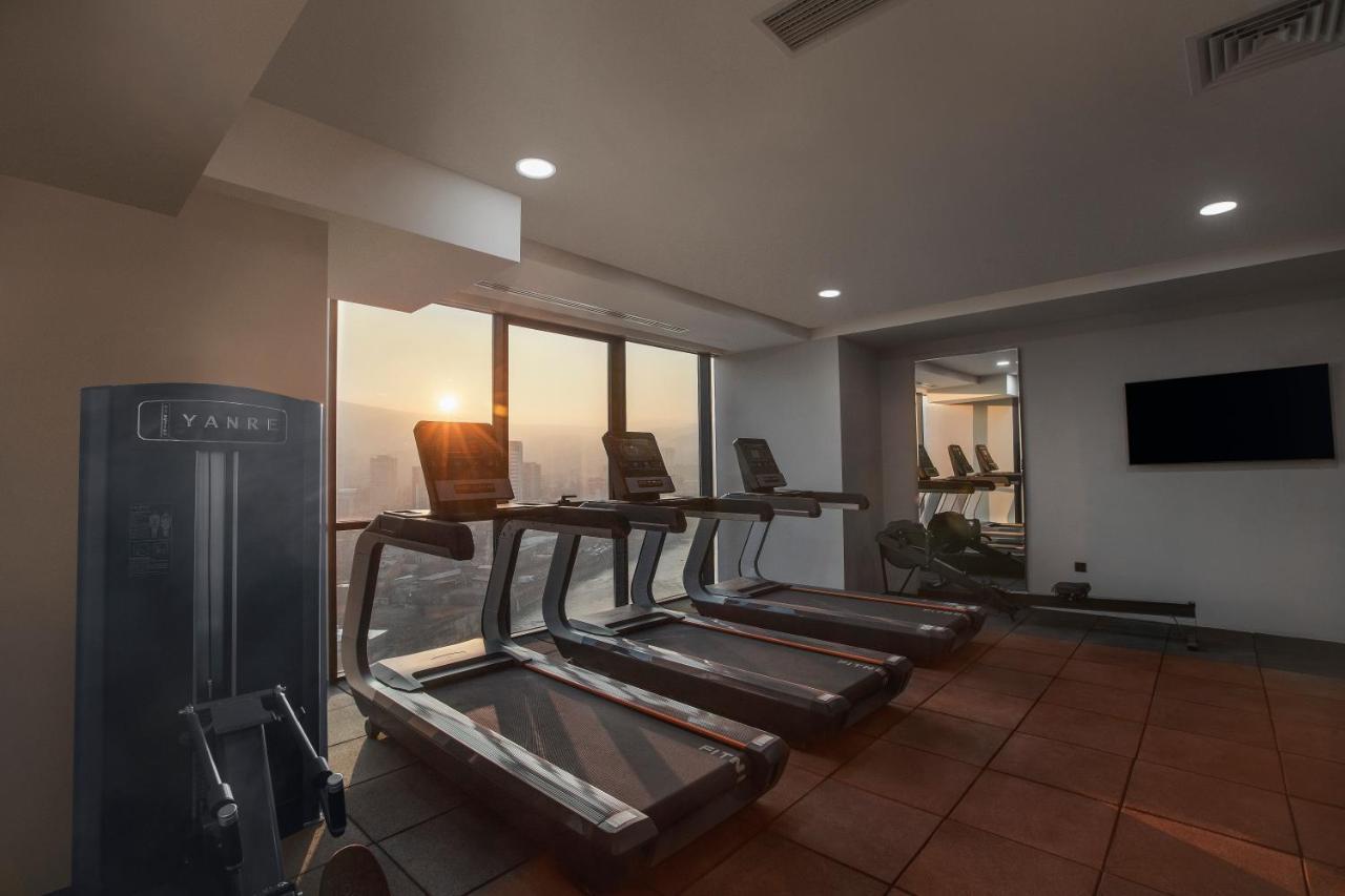 Royal Tulip Hotel & Casino, Tbilisi Exterior foto The gym at the hotel