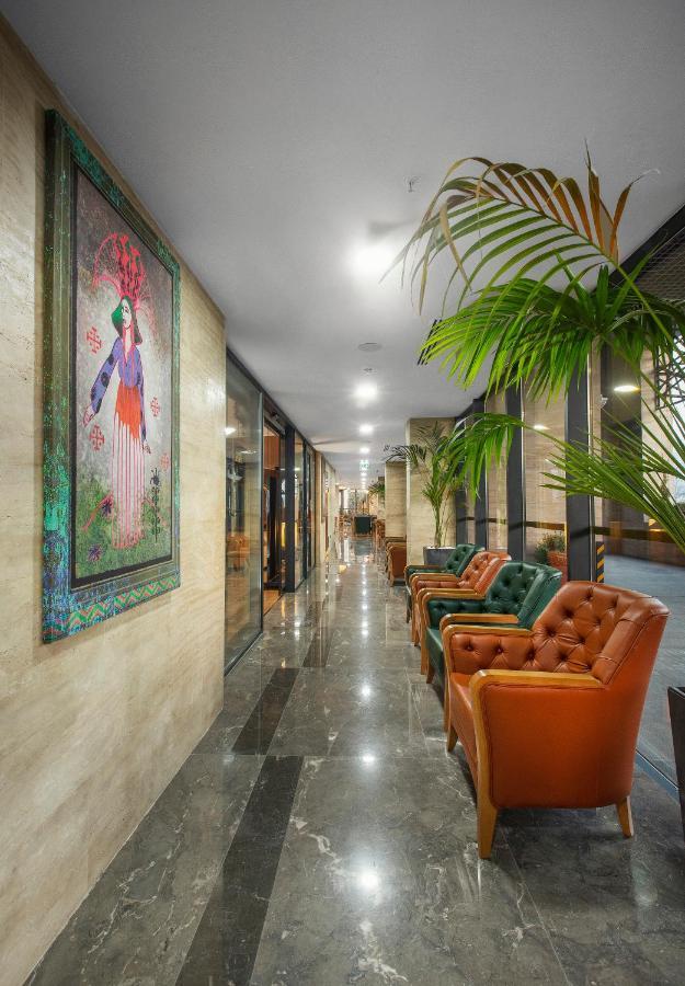 Royal Tulip Hotel & Casino, Tbilisi Exterior foto Lobby
