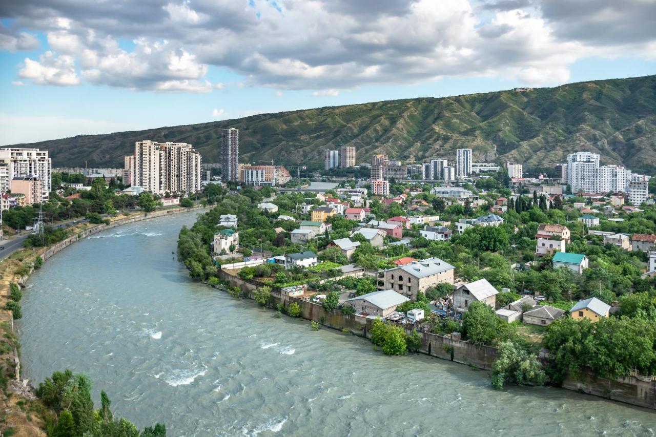 Royal Tulip Hotel & Casino, Tbilisi Exterior foto The Rioni River in Vladikavkaz