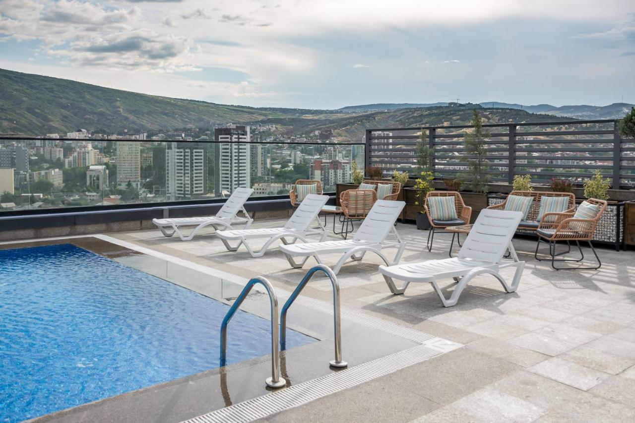 Royal Tulip Hotel & Casino, Tbilisi Exterior foto Rooftop pool